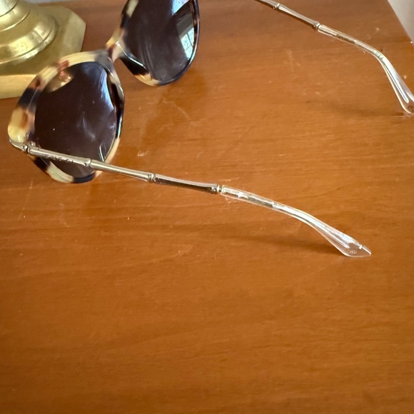 Tortoise Shell Gucci Sunglasses with Bamboo shaped earpieces - Picture 2 of 8